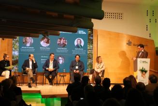mesa redonda presume de bosques
