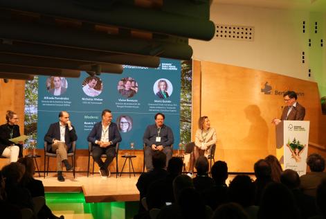 mesa redonda presume de bosques
