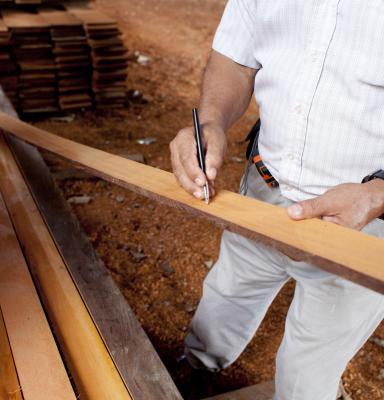 Hombre seleccionando madera