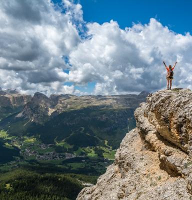 Hombre en la cima de una colina